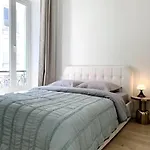 Luxuriously Furnished Bright Newly Renovated Oasis Apartment Nice