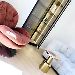 Luxuriously Furnished Bright Newly Renovated Oasis Apartment