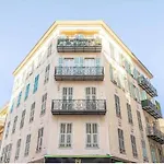 Luxuriously Furnished Bright Newly Renovated Oasis