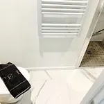 Luxuriously Furnished Bright Newly Renovated Oasis Apartment Nice