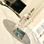 Luxuriously Furnished Bright Newly Renovated Oasis *