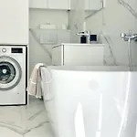 Luxuriously Furnished Bright Newly Renovated Oasis Apartment