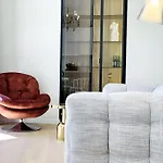 Luxuriously Furnished Bright Newly Renovated Oasis Apartment *