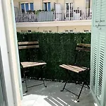 Apartment Luxuriously Furnished Bright Newly Renovated Oasis *