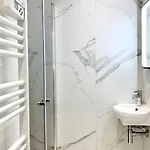Luxuriously Furnished Bright Newly Renovated Oasis Apartment