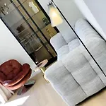 Apartment Luxuriously Furnished Bright Newly Renovated Oasis