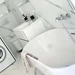 Apartment Luxuriously Furnished Bright Newly Renovated Oasis Nice