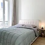 Luxuriously Furnished Bright Newly Renovated Oasis *