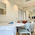Bright, Newly Renovated Apartment *