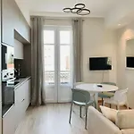 Bright, Newly Renovated Apartment *
