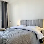 Bright, Newly Renovated Apartment Nice