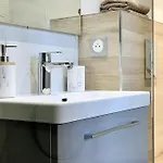 Apartment Bright, Newly Renovated Nice