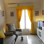 Luxury 2 Bed Apartment Sleeps 4, A/C - Center Nice