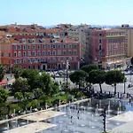 Nestor&Jeeves - Red Touch - Central - Close Sea