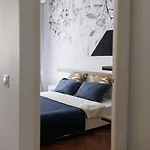 Apartment New Stylish 2 Min From The *