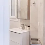 Apartment New Stylish 2 Min From The *