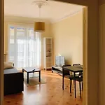 Chic & Spacious Getaway In - 10min To Apartment