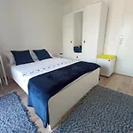 Private Room In Renovated Apartment - Tram 1 Min Walk