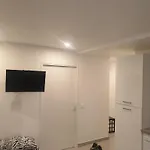 Renovated Airport Apartments: Transit Hub With Parking Apartment *