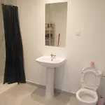 Renovated Airport Apartments: Transit Hub With Parking *