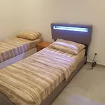 Renovated Airport Apartments: Transit Hub With Parking Apartment *