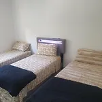 Apartment Renovated Airport Apartments: Transit Hub With Parking