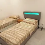 Apartment Renovated Airport Apartments: Transit Hub With Parking *