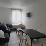 Renovated Airport Apartments: Transit Hub With Parking * Nice
