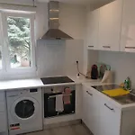 Apartment Renovated Airport Apartments: Transit Hub With Parking *