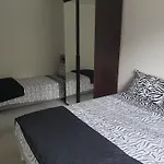 Apartment Renovated Airport Apartments: Transit Hub With Parking