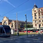 A 2 Pas Du Centre