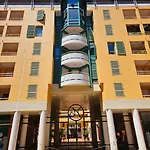 Studio lumineux en plein centre-ville, avec terrasse privée sur cour, situé place du Pin