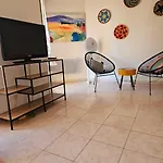 Studio lumineux en plein centre-ville, avec terrasse privée sur cour, situé place du Pin