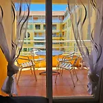 Studio lumineux en plein centre-ville, avec terrasse privée sur cour, situé place du Pin