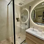 Bright, Spacious 2 Bedroom Apartment, Walk To & Old Town * Nice