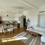 Bright, Spacious 2 Bedroom Apartment, Walk To Beach & Old Town