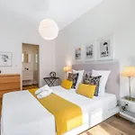 Renting - Rossetti - Modern Haven Heart Of Old *