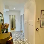 Apartment Bright, Spacious 2 Bedroom Apartment, Walk To & Old Town