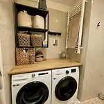 Bright, Spacious 2 Bedroom Apartment, Walk To & Old Town Apartment