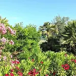 Studio Avec Terrasse Ensoleillee Et Piscine