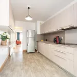 Large 2 Bdr Close To The Balcony & Garage Apartment Nice