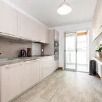 Apartment Large 2 Bdr Close To The Balcony & Garage Nice