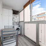 Large 2 Bdr Close To The Balcony & Garage Apartment *