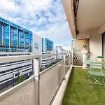 Large 2 Bdr Close To The Balcony & Garage Apartment