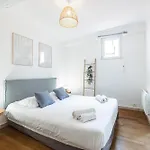 2 Bdr Heart Of The Old Town Apartment