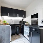 2 Bdr Heart Of The Old Town Apartment
