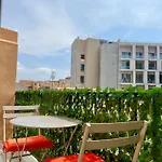 Center 2 Min Walk To Quiet Sunny Balcony Apartment