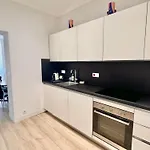 Center 2 Min Walk To Quiet Sunny Balcony Apartment