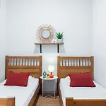 2 Bdr With Independent Studio - Old Town