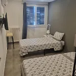 Privative Renove 2024, Climatisation, Tramway Sur Place , 12 Min Centre, 16 Min Plage, Apercu Lateral Mer, 2 Wc Avec 2 Salle De Bain, Private Renovated 2024, Air-conditioned , Tram On Spot, 2 Toilets And 2 Bathrooms Bed & Breakfast